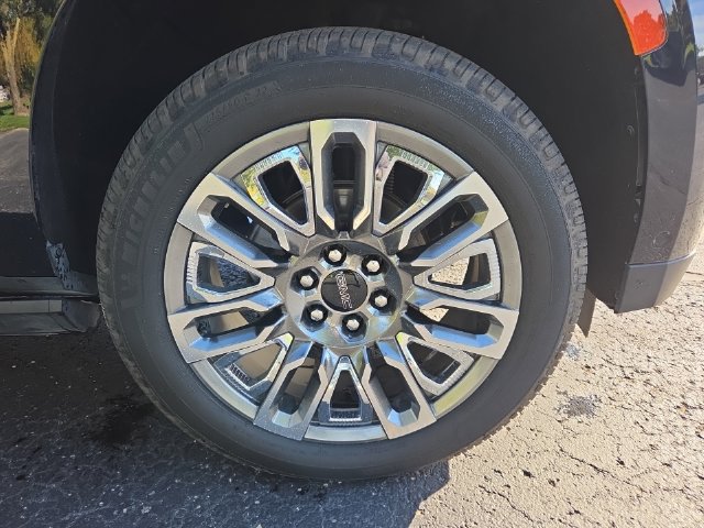 Used 2023 GMC Yukon XL Denali Ultimate w/ LPO, Floor Liner Package AWD/4WD image 8