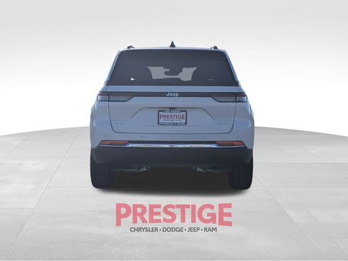Used 2024 Jeep Grand Cherokee Laredo AWD/4WD image 7