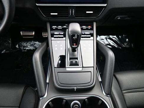 Used 2022 Porsche Cayenne Turbo image 24