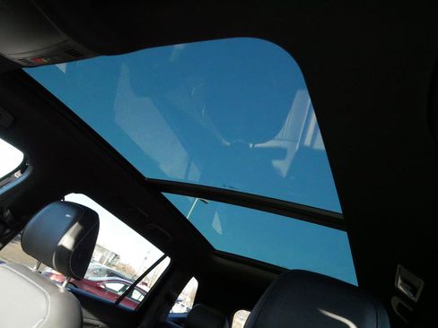 Certified 2024 Volkswagen Tiguan SE R-Line image 33