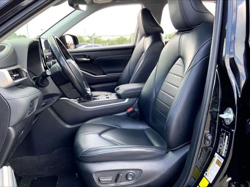 Used 2023 Toyota Highlander XLE image 8