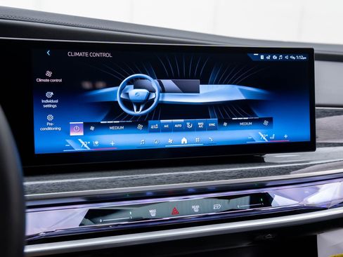 Used 2025 BMW i7 eDrive50 w/ M Sport Package image 25