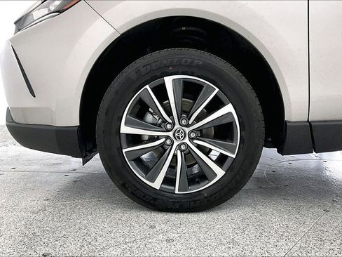 Used 2022 Toyota Venza XLE image 12