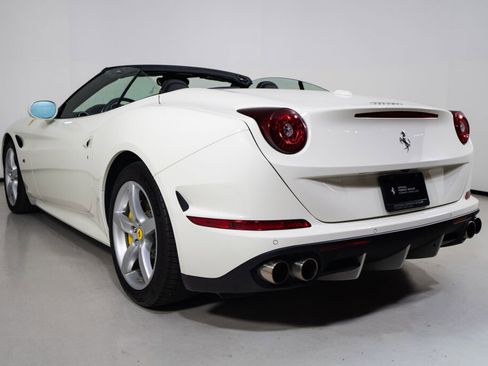 Used 2017 Ferrari California T RWD image 23