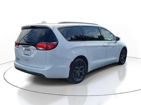 Used 2018 Chrysler Pacifica Touring-L Plus w/ S Appearance Package image 4