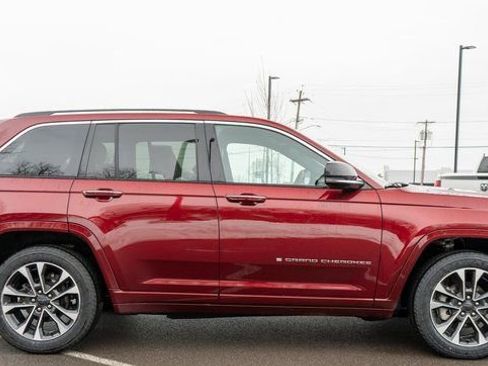 Used 2023 Jeep Grand Cherokee Overland w/ Luxury Tech Group IV AWD/4WD image 5