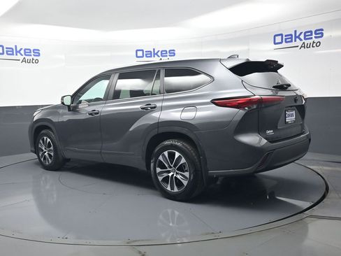 Used 2023 Toyota Highlander XLE AWD/4WD image 6