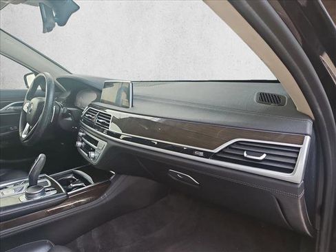 Used 2022 BMW 740i w/ Premium Package image 20