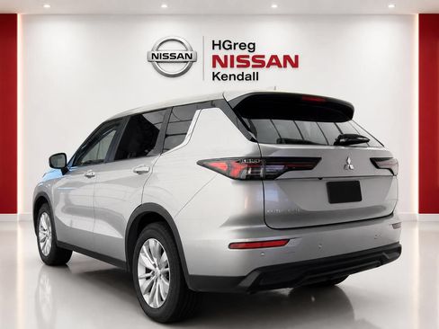 Used 2025 Mitsubishi Outlander ES FWD image 2