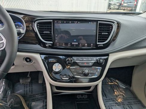 Used 2023 Chrysler Pacifica Limited image 18
