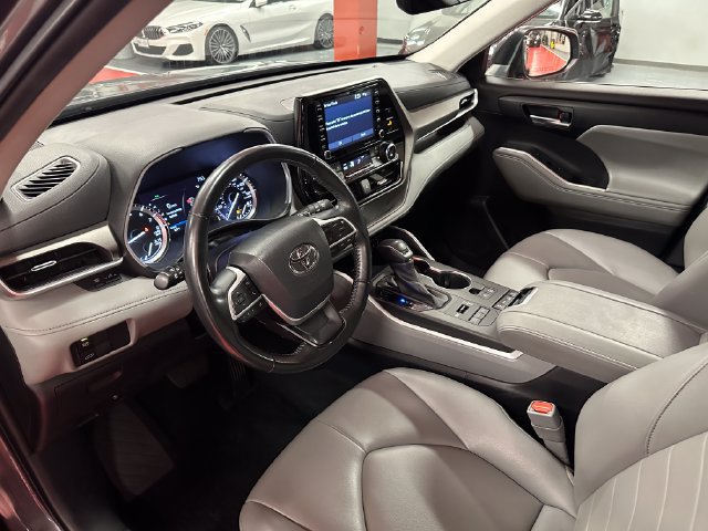 Used 2022 Toyota Highlander XLE AWD/4WD image 11