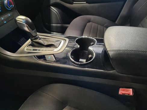 Used 2017 Ford Edge SE FWD image 26