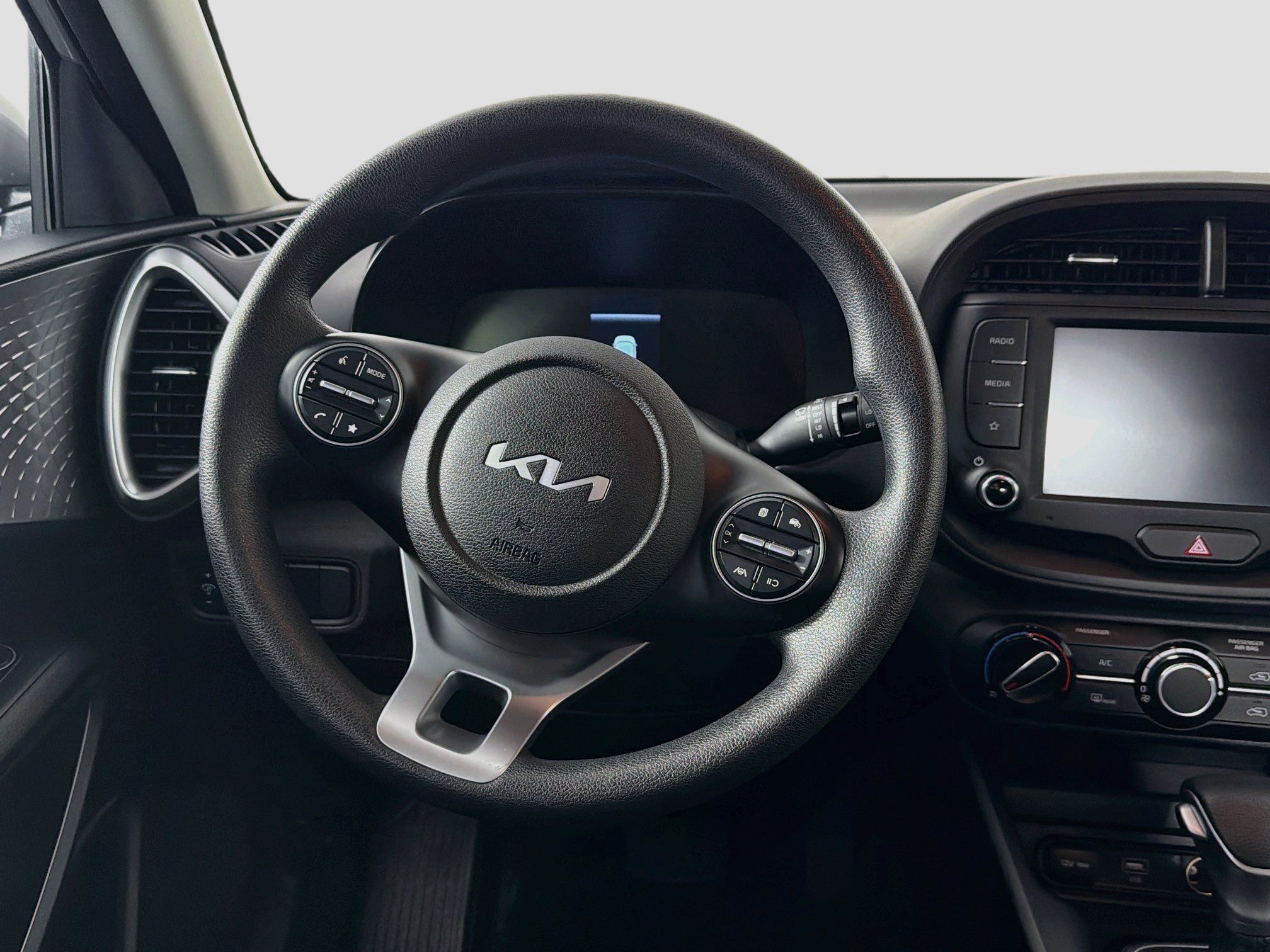 Used 2025 Kia Soul LX w/ LX Technology Package FWD image 18