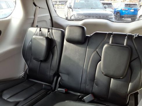 Certified 2023 Chrysler Pacifica Limited image 15