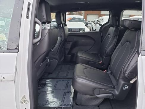 New 2026 Chrysler Pacifica Select image 7