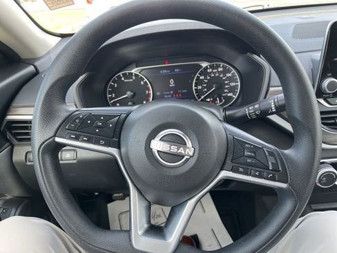 Used 2025 Nissan Altima 2.5 SV FWD image 22