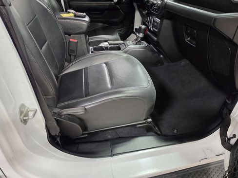 Used 2018 Jeep Wrangler Unlimited Sahara AWD/4WD image 16