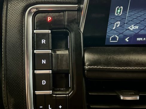 Used 2023 GMC Yukon XL SLT w/ SLT Premium Package AWD/4WD image 12