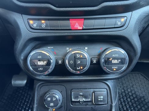 Used 2016 Jeep Renegade Trailhawk w/ Premium Trailhawk Package image 5