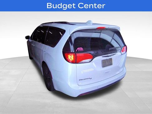 Used 2018 Chrysler Pacifica Touring-L w/ Premium Audio Group FWD image 4