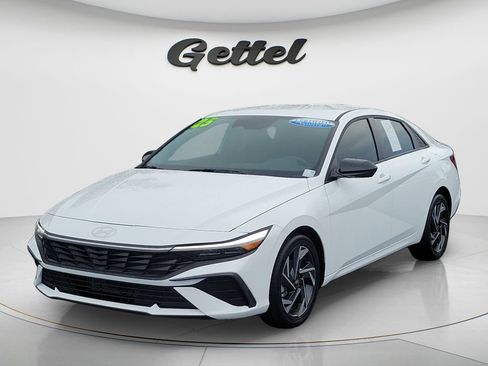 Certified 2025 Hyundai Elantra SEL FWD image 1