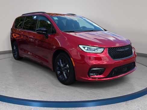 Certified 2025 Chrysler Pacifica Select w/ Uconnect Theater Family Group FWD image 3