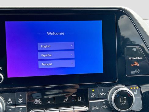 Used 2024 Toyota Highlander XLE FWD image 32
