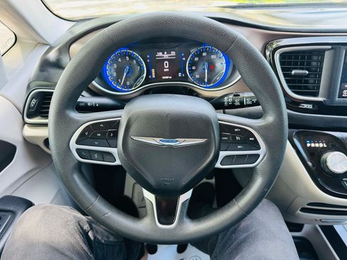 Used 2018 Chrysler Pacifica LX FWD image 12
