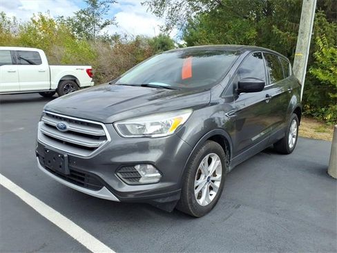 Used 2017 Ford Escape SE image 1