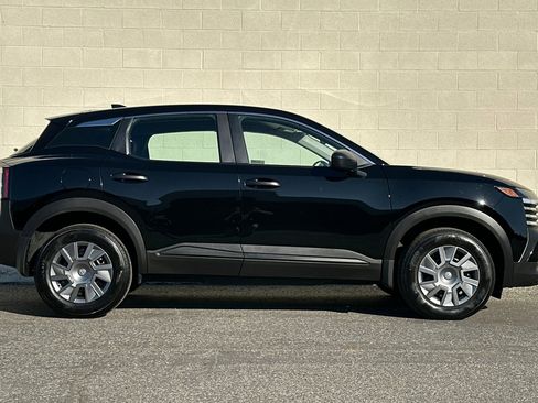 Used 2025 Nissan Kicks S image 3