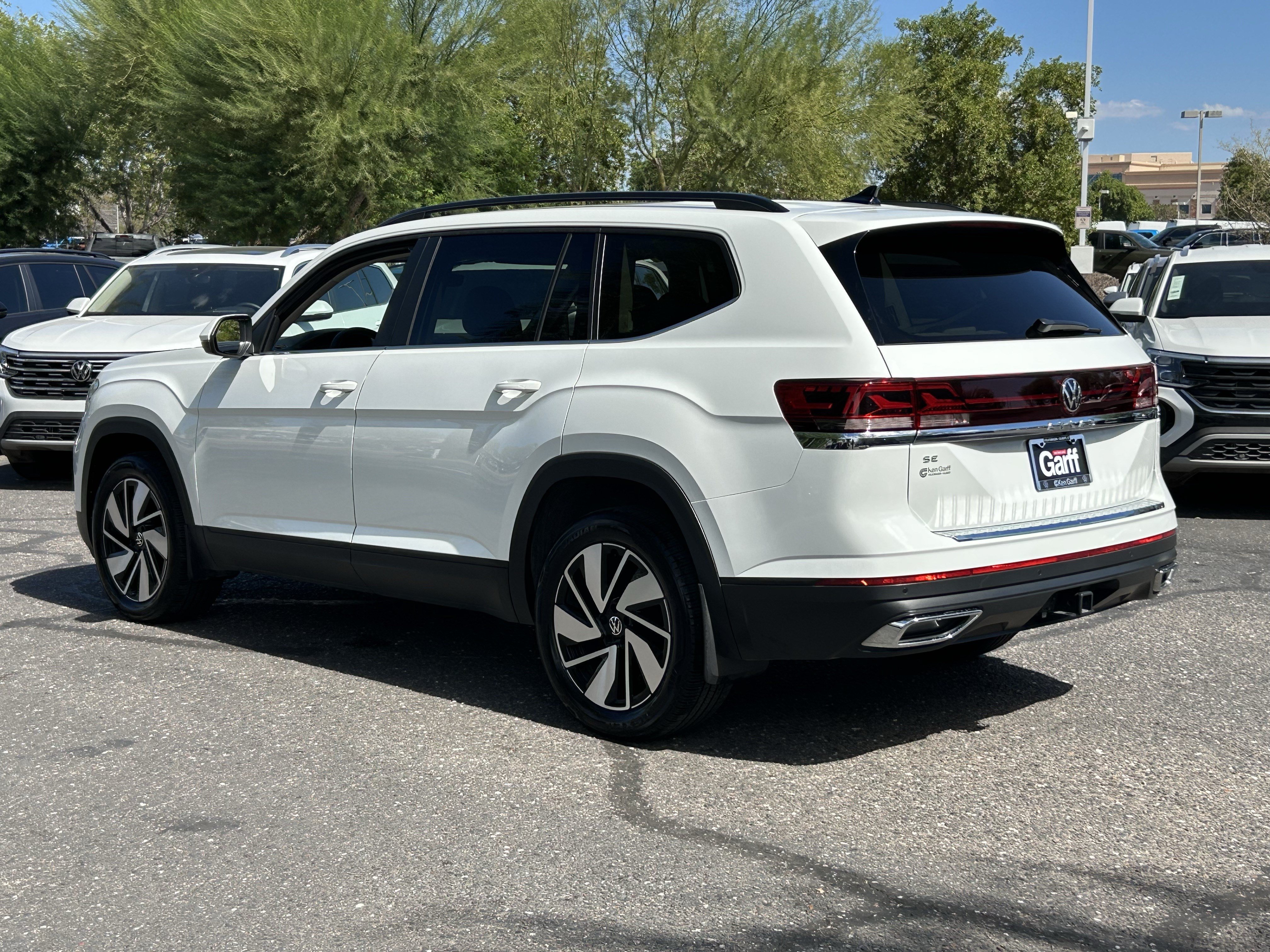 Certified 2025 Volkswagen Atlas SE w/ Panoramic Sunroof Package FWD image 3