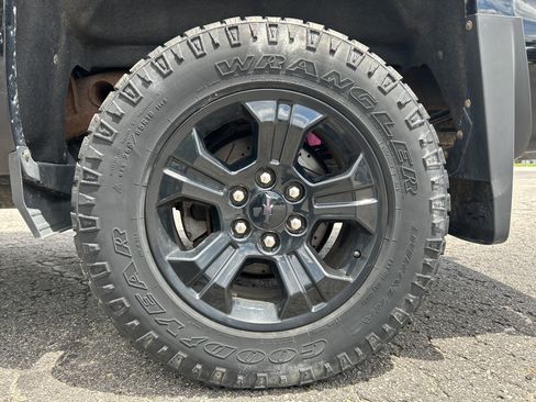 Used 2018 Chevrolet Silverado 1500 LT w/ Midnight Edition AWD/4WD image 22