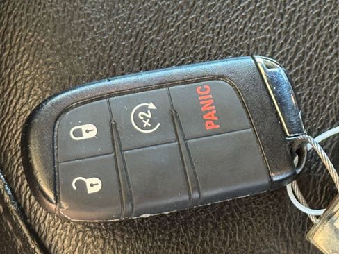 Used 2025 Jeep Compass Limited image 25