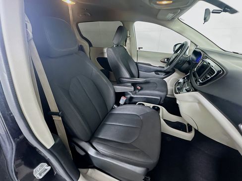 Used 2018 Chrysler Pacifica L image 31