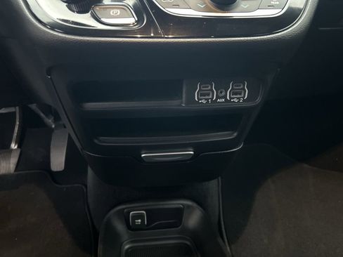 Used 2025 Chrysler Pacifica Select image 25