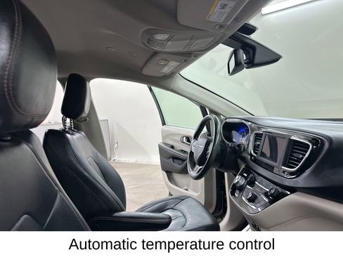 Used 2020 Chrysler Pacifica Touring-L image 21