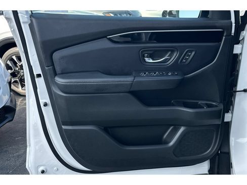 Used 2024 Honda Pilot Touring image 11