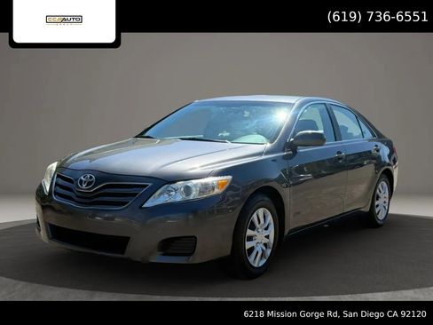 Used 2011 Toyota Camry LE image 1