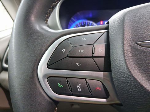 Used 2023 Chrysler Pacifica Touring-L image 13