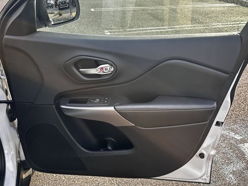 Used 2019 Jeep Cherokee Limited image 32