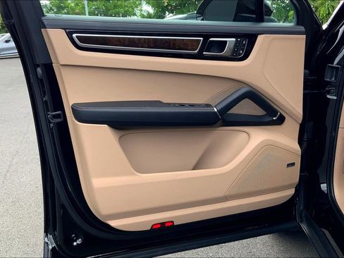 Used 2023 Porsche Cayenne S image 23