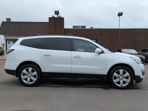 Used 2017 Chevrolet Traverse LT w/ Style and Technology Package AWD/4WD image 3