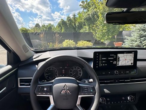 New 2025 Mitsubishi Outlander SE image 25