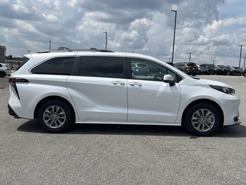 Used 2026 Toyota Sienna XLE FWD image 14