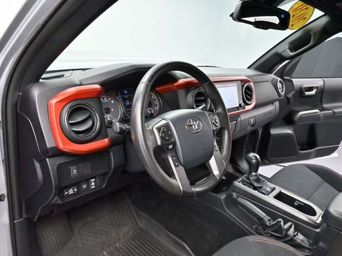 Used 2020 Toyota Tacoma TRD Sport RWD image 12