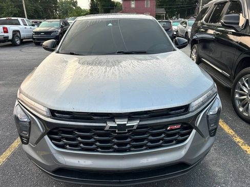 Used 2024 Chevrolet Trax RS FWD image 2