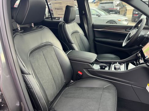 New 2026 Jeep Grand Cherokee Altitude image 17