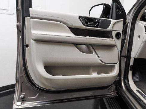 Used 2020 Lincoln Navigator 2WD image 38