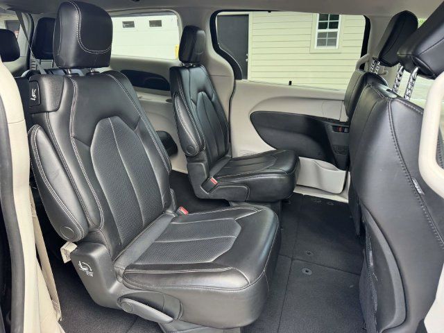 Used 2023 Chrysler Pacifica Touring-L FWD image 12