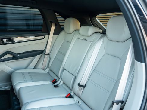 Certified 2023 Porsche Cayenne Platinum Edition image 36